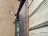 un scooter garé devant un bâtiment
