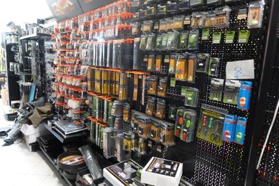 de nombreux articles à vendre sur les étagères du magasin
