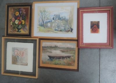 de nombreux tableaux encadrés accrochés au mur d'une pièce