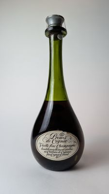 une bouteille de vin posée sur une table