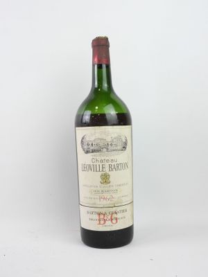 une image d'une bouteille de vin sur fond blanc