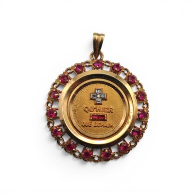 Gros plan sur une médaille d'or ornée d'une croix