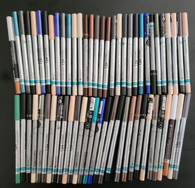 une pile de stylos posés les uns à côté des autres sur une table
