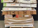 de nombreux cartons empilés les uns sur les autres sur une palette
