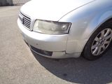 une voiture argentée garée dans un parking