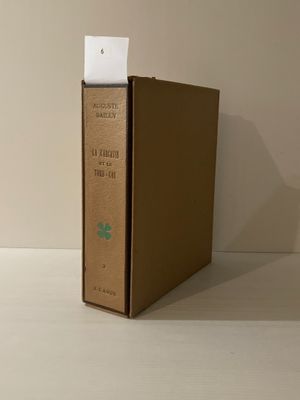 un livre posé sur une table