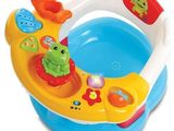 un gros plan sur une baignoire pour bébé avec des jouets dessus
