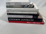plusieurs livres empilés sur une surface blanche