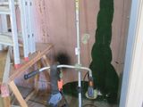 peinture représentant un arbre sur un mur dans une pièce où se trouve une échelle