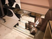 Console « miroir », ornée toutes faces de plaques de glace, … (photo 2)