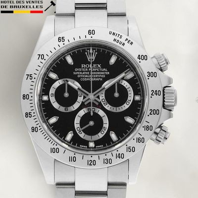 une montre au cadran noir, montée sur un bracelet argenté