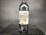 une bouteille de vin posée sur une boîte noire