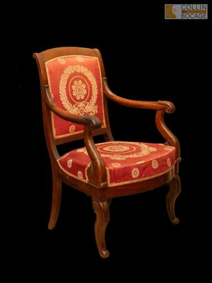 une chaise en bois dont l'assise est recouverte d'un tissu rouge et or