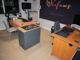 un bureau avec un ordinateur et une chaise dans une pièce