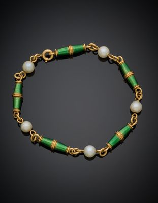 un bracelet doré et vert orné de perles