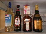des bouteilles d'alcool sont alignées sur une étagère dans un réfrigérateur