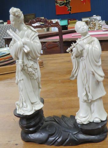 Japon. XXe. Deux personnages musiciens en porcelaine blanche sur 