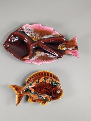 deux poissons décoratifs posés l'un à côté de l'autre sur la table