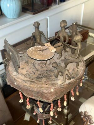 une petite table sur laquelle trône une statue représentant des singes