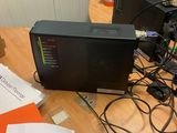 un bureau sur lequel se trouvent un ordinateur, un clavier, une souris et d'autres objets