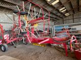 une grosse machine rouge garée à l'intérieur d'un bâtiment