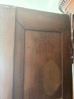 Armoire en bois naturel ouvrant à deux vantaux à riche décor… (photo 5)