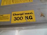 un panneau indiquant charge maxi 300 kg sur le côté d'un réfrigérateur