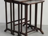 paire de tables gigognes de style « person »