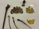 un grand nombre d'objets posés sur une table