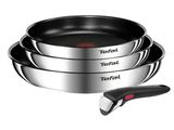 un gros plan sur trois casseroles et une spatule sur fond blanc