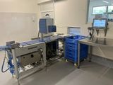 une photo d'un laboratoire rempli de matériel