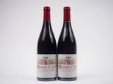 deux bouteilles de vin rouge posées l'une à côté de l'autre sur une surface blanche