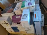 beaucoup de cartons empilés les uns sur les autres
