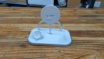 un petit appareil blanc posé sur une table en bois