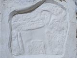 un éléphant blanc sculpté sur la façade d'un immeuble