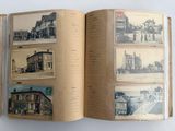 un livre ouvert sur lequel figurent des photos de bâtiments anciens