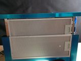 une petite machine bleue posée sur une table