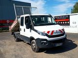 un camion blanc garé devant un bâtiment