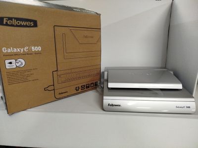 une boîte et un ordinateur portable posés sur une étagère à côté d'une boîte