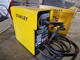 une boîte jaune à laquelle est fixé un fil noir, une boîte jaune à laquelle est fixé un fil noir et une boîte jaune à laquelle est fixé un fil noir