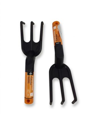 deux types différents d'outils de jardinage sur fond blanc