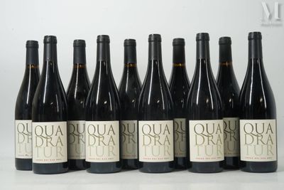 six bouteilles de vin sont alignées sur une table