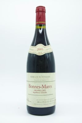 une photo d'une bouteille de vin sur fond blanc