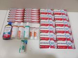 plusieurs paquets de dentifrice, du dentifrice et encore du dentifrice sur une table