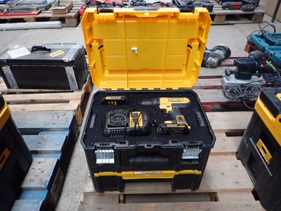 une caisse à outils jaune posée sur une palette