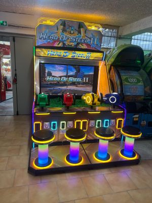une borne d'arcade au milieu d'un centre commercial