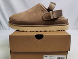 Chaussons Ugg Mocali dans une boîte sur fond blanc