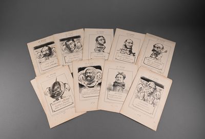 un tas de vieilles cartes représentant des personnages de dessins animés, posées sur une table