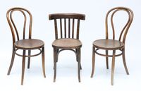 Lot comprenant: Paire de chaises "bistrot" en bois naturel à…