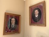 deux portraits encadrés représentant un homme et une femme accrochés au mur